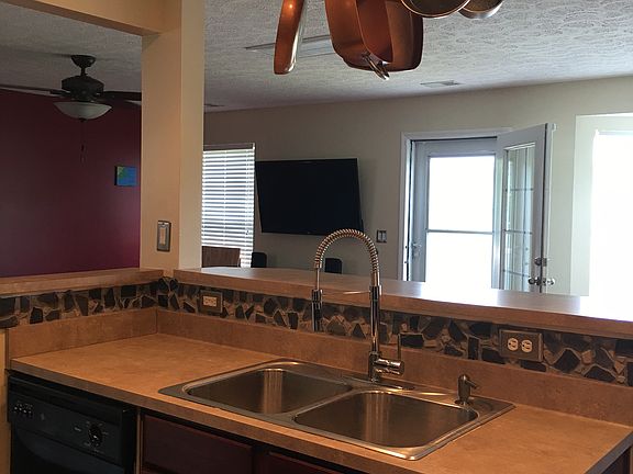 Island with sit-up bar