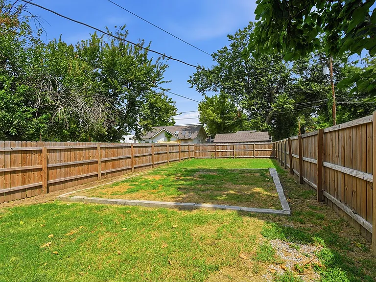 E 8th St Duplex — Photo 40
