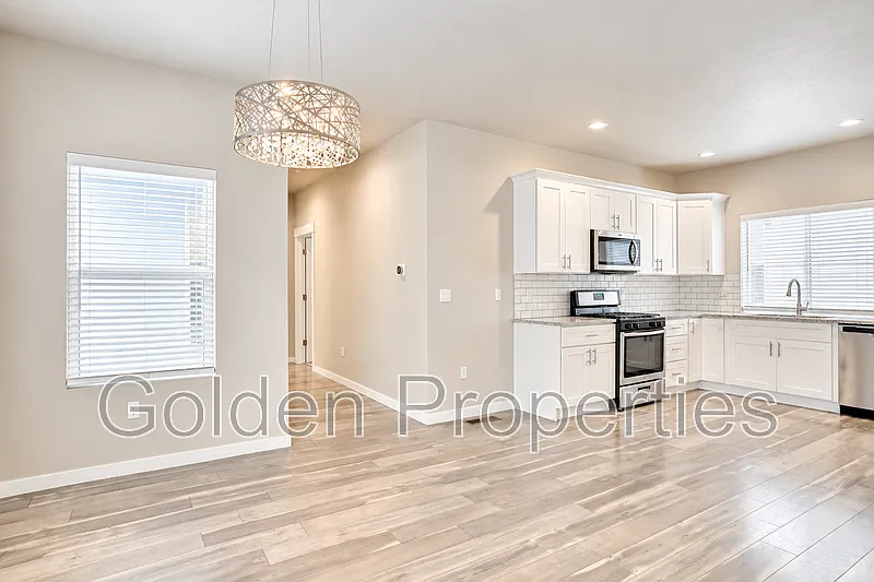 4 bed, 3.0 bath, 1726 sqft, $2,800 — Photo 2