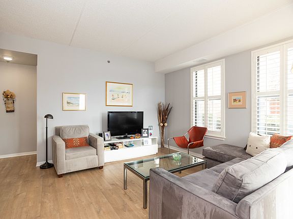 3rd image of 2335 W Belle Plaine Ave APT 116