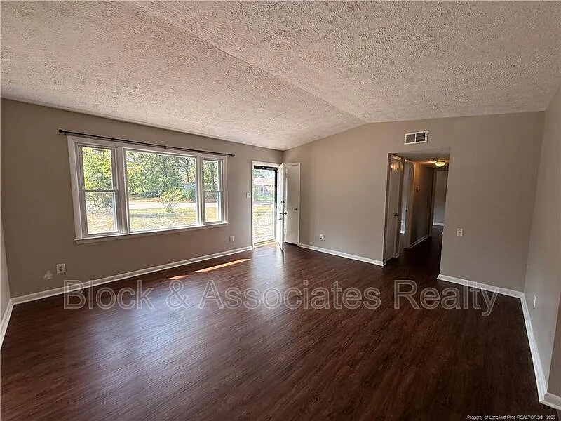 3 bed, 1.5 bath, 1352 sqft, $1,450 — Photo 3