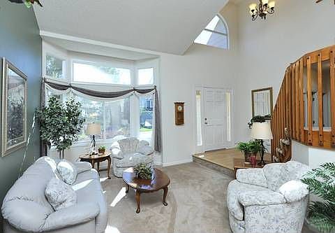 9647_bellmore_pl_MLS_HID620783_ROOMlivingroom1