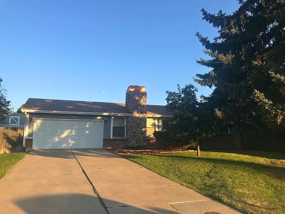 Front of house, 4 cars can fit in driveway