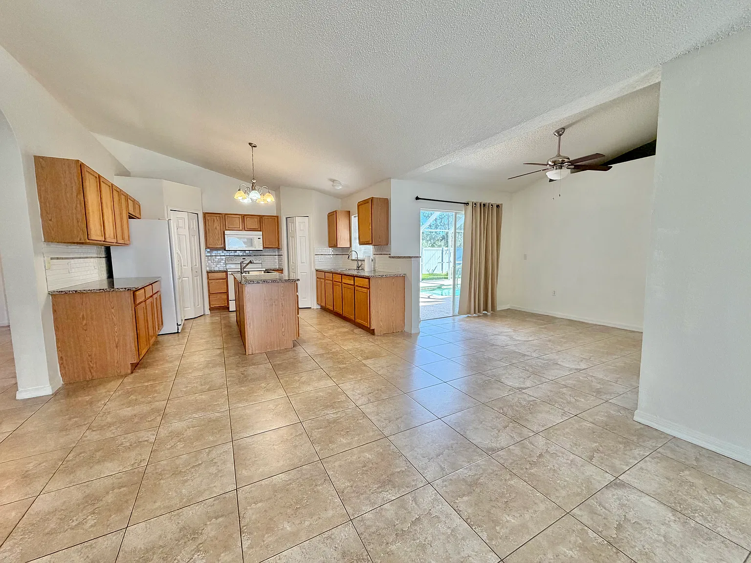 3 bed, 1940 sqft, $2,200 — Photo 4