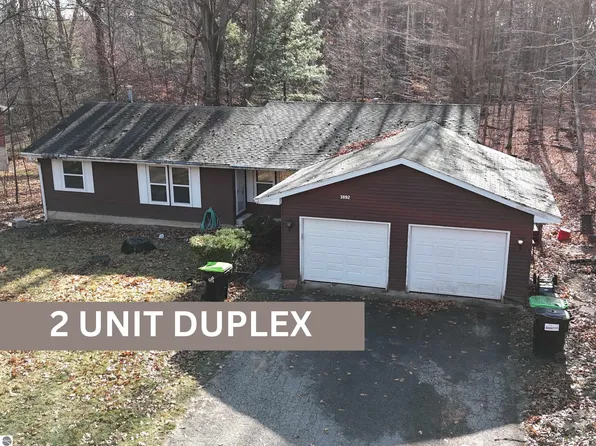 3890 Leeside Ln, Traverse City, MI 49686
