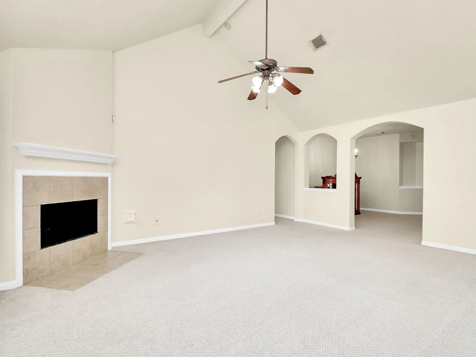4 bed, 2.0 bath, 1864 sqft, $2,300 — Photo 4