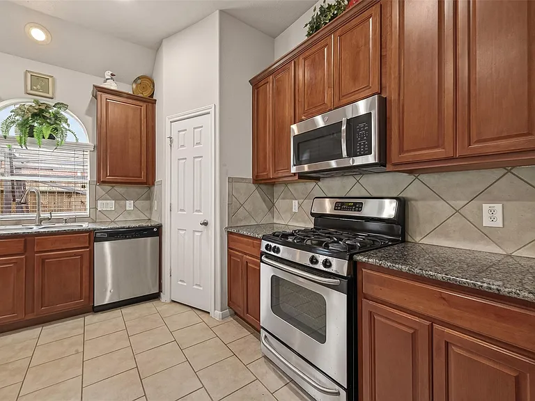 13719 Saxony Dr — Photo 15