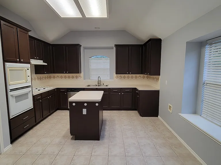 401 Colony Dr — Photo 5