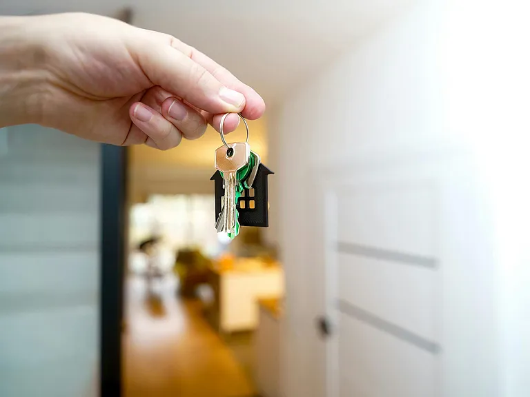 real-estate-agent-holding-new-home-keys-31015267