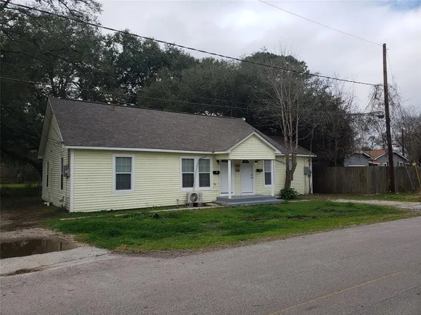 106 S 6th St, Highlands, TX 77562