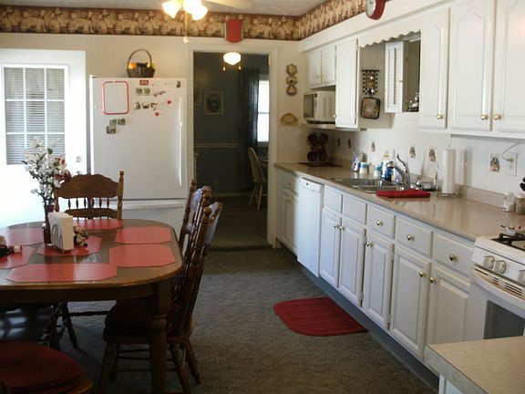 4th image of 221 E Dewey Dr