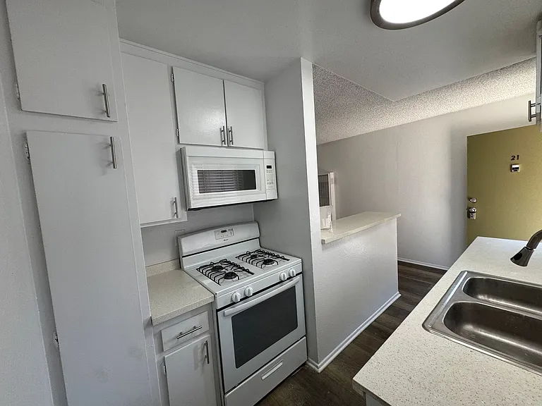 6736 Cleon Ave — Photo 18