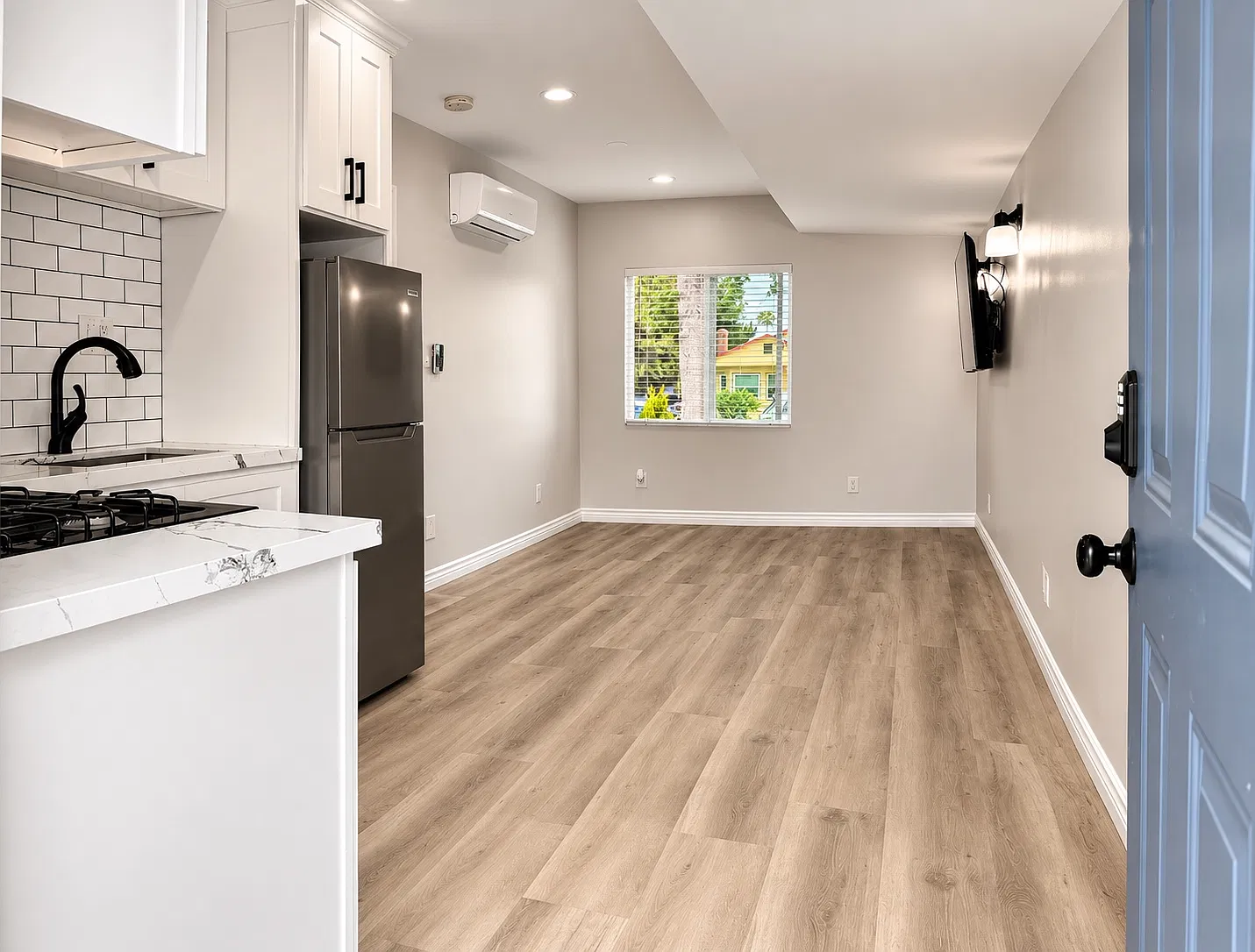 830 W Berkeley Ct — Photo 2