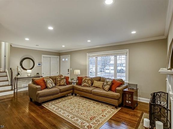 4th image of 60 Townsend Dr