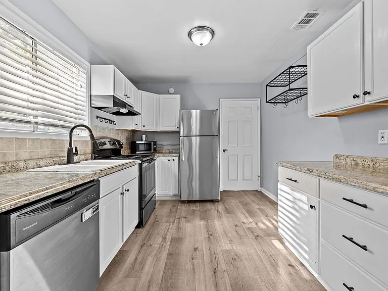 413 Catalina Ave — Photo 8