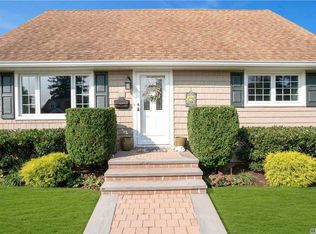 25 Bryce Ave, Glen Cove, NY 11542