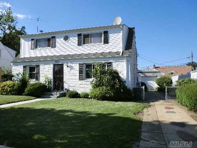 1588 Woodstock St, Elmont, NY, 11003