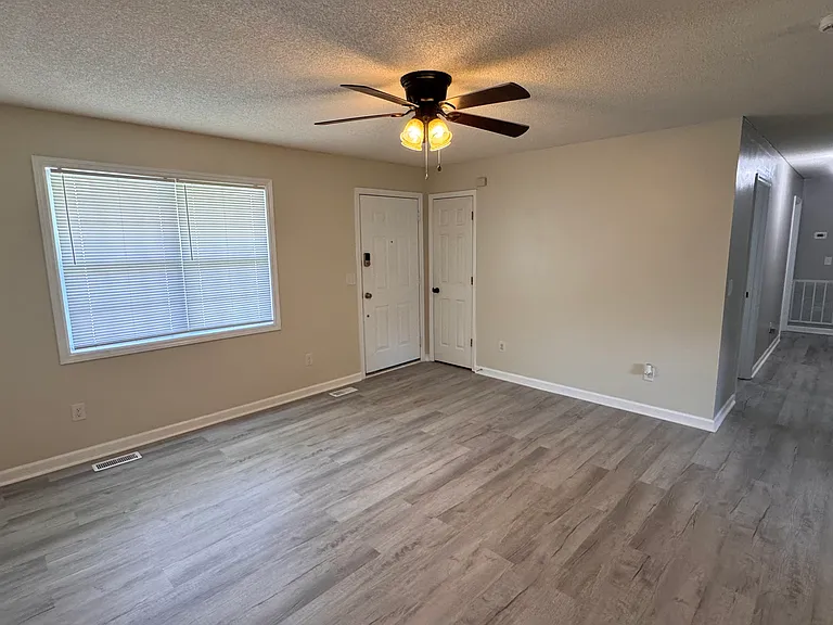 105 Darnell Dr — Photo 3
