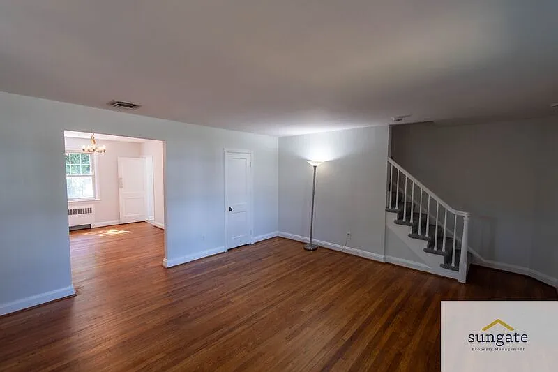 3 bed, 1.5 bath, 1240 sqft, $2,500 — Photo 2