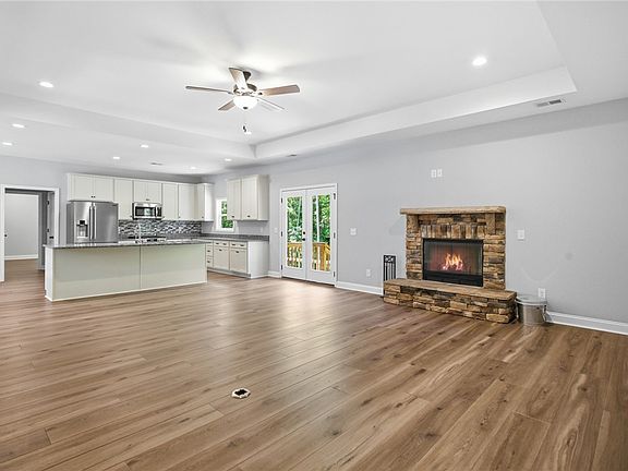 5th image of 912 Watercrest Rd