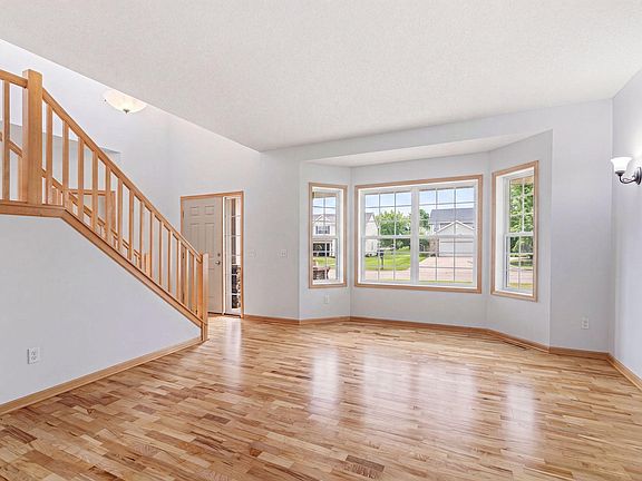 4th image of 5384 Radford Ave NE