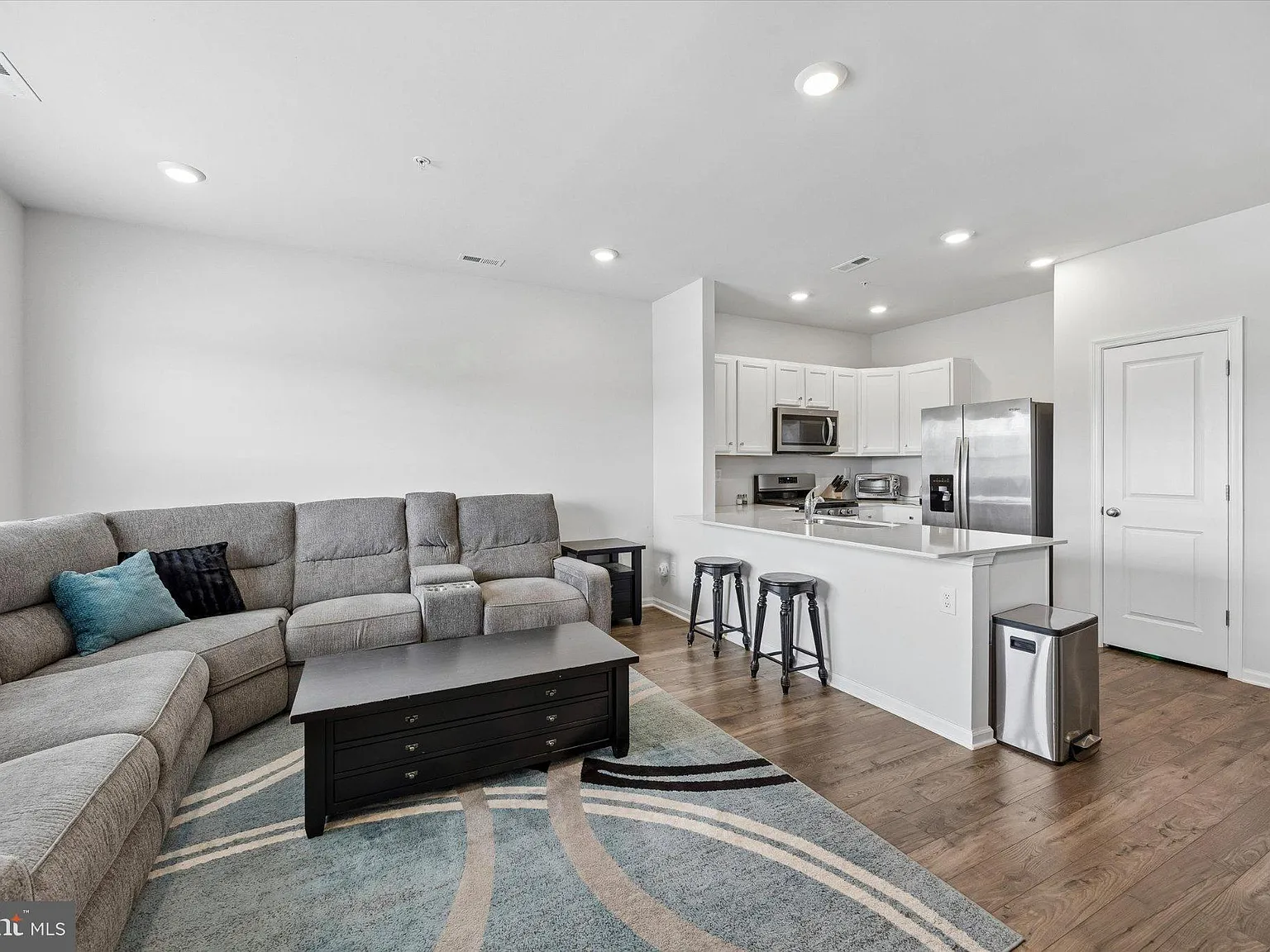 3 bed, 2.5 bath, 1509 sqft, $2,500 — Photo 2