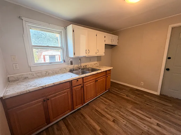 119 Whiting Ave — Photo 7