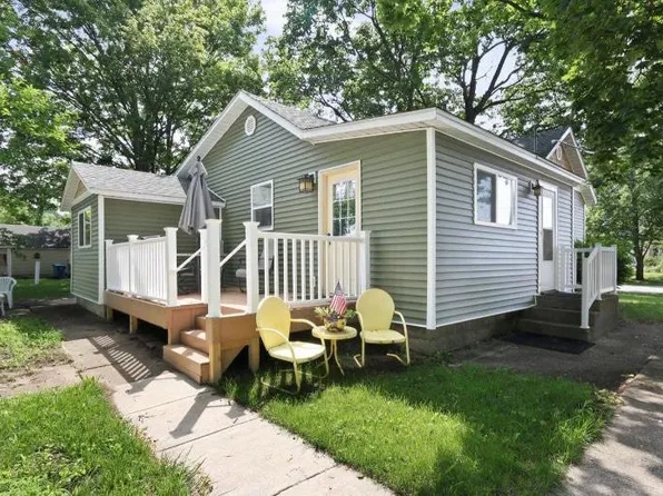 409 S Main St, Kouts, IN 46347