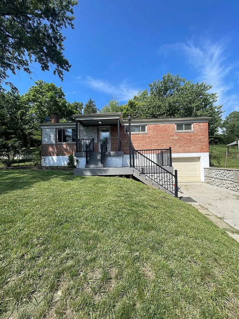 Bridgetown - Wow! Adorable 2 Bed Ranch, With Huge Fenced Backyard — Photo 1