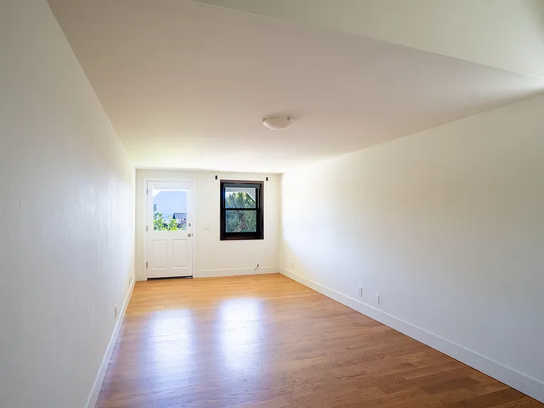 2521 Whitney Ave — Photo 19
