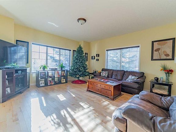 3rd image of 142 W Pointe Cir