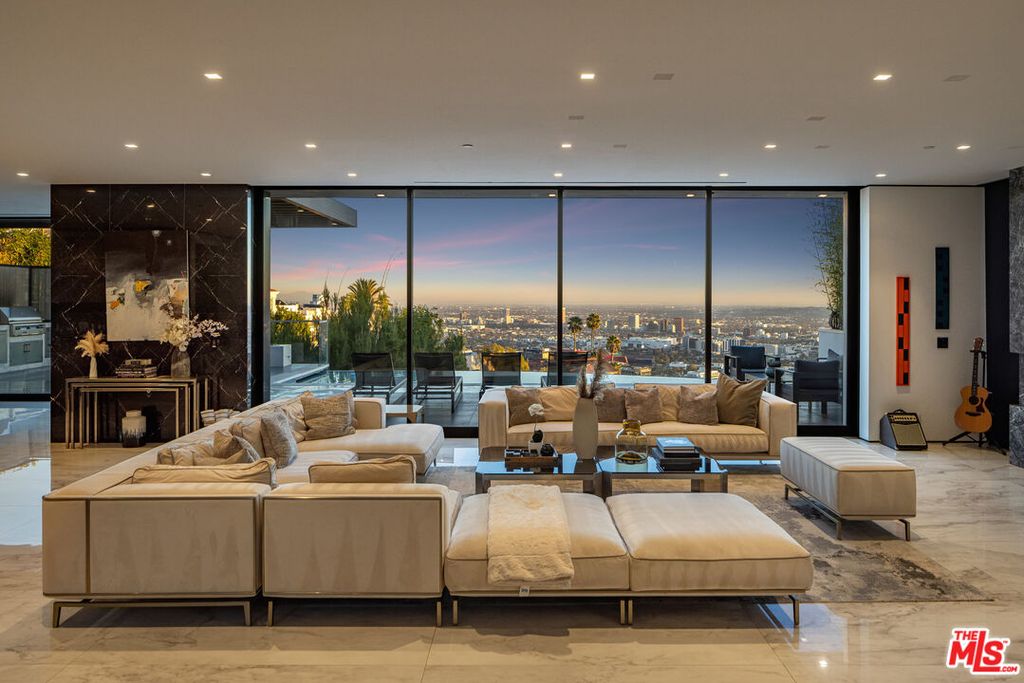 9410 Sierra Mar Pl, Los Angeles, CA - View 3