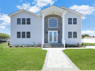 40 Woodcrest Rd, Hicksville, NY 11801