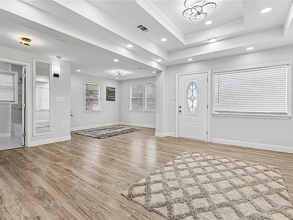 4th image of 901 Avenue E