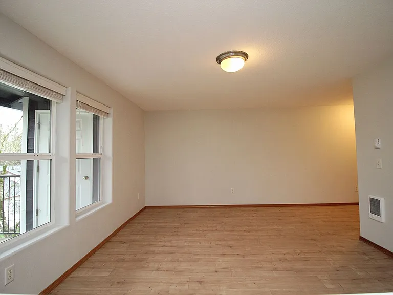 683 NE 162nd Ave — Photo 7