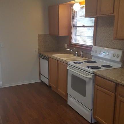 5th image of 137 N Goliad St