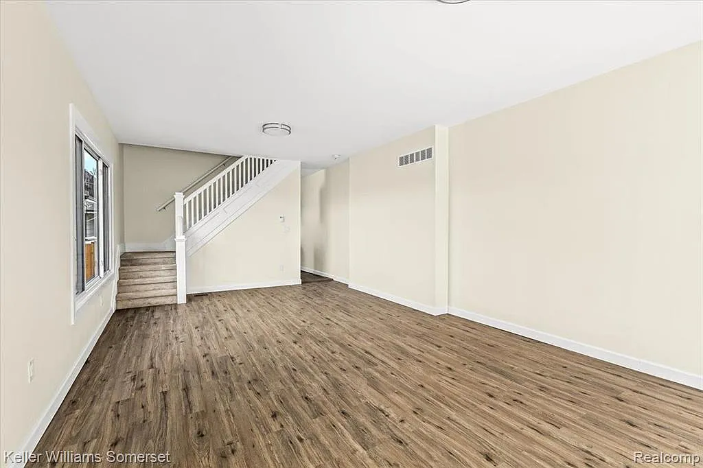 3 bed, 1.0 bath, 2900 sqft, $1,650 — Photo 4