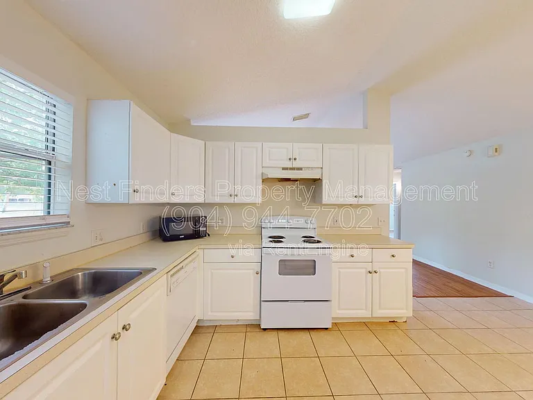 908 Helen St — Photo 15