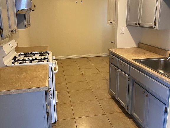 4th image of 835 S Oleander Ave