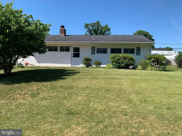 5 Thimbleberry Ln, Levittown, PA 19054