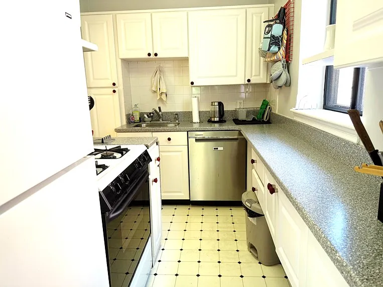 69 Strathmore Rd #6 — Photo 5