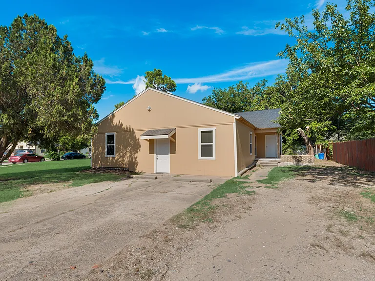 2210 Manor St — Photo 11