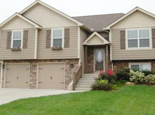 2113 Cottonwood St, Leavenworth, KS 66048