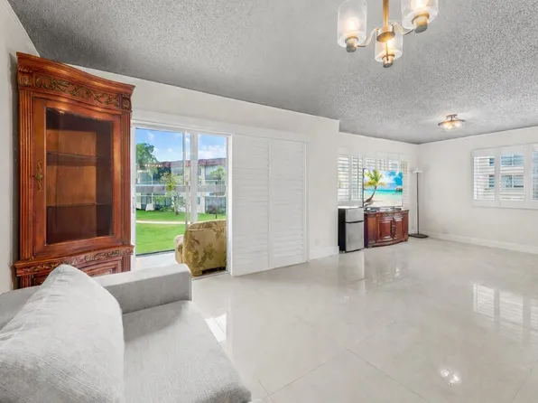 8941 S Hollybrook Boulevard #205, Pembroke Pines, FL 33025