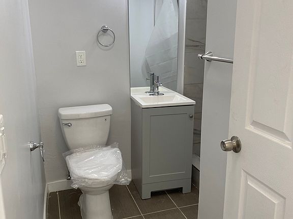 3rd image of 542 3/4 S Hobart Blvd #26A