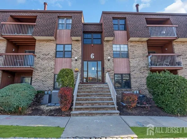 72 Golden Sq, Woodbridge, NJ 07095