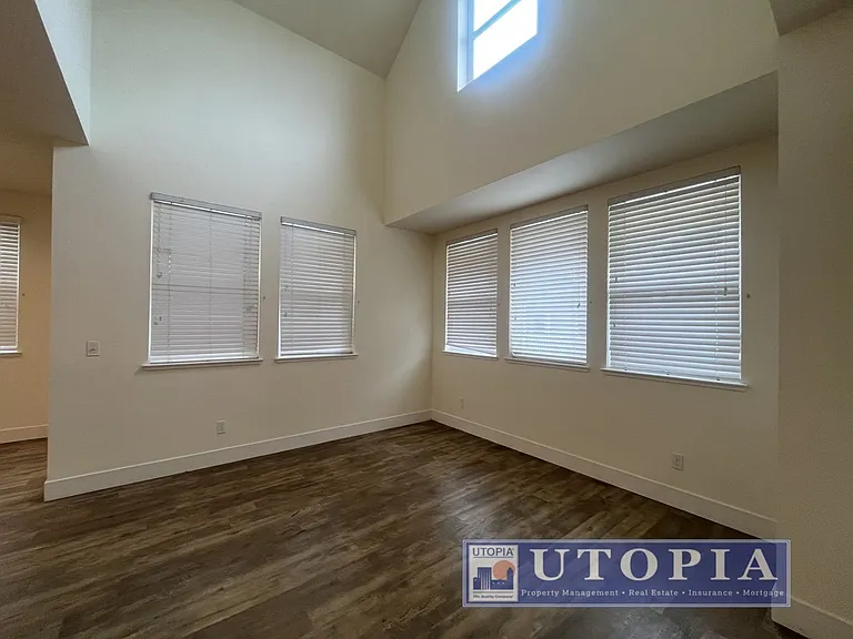 Beautiful and Spacious 3-bedroom, 3.5-bathroom Townhouse Located in the heart of Seabright. — Photo 12