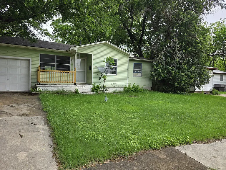 2209 Davis Dr — Photo 1
