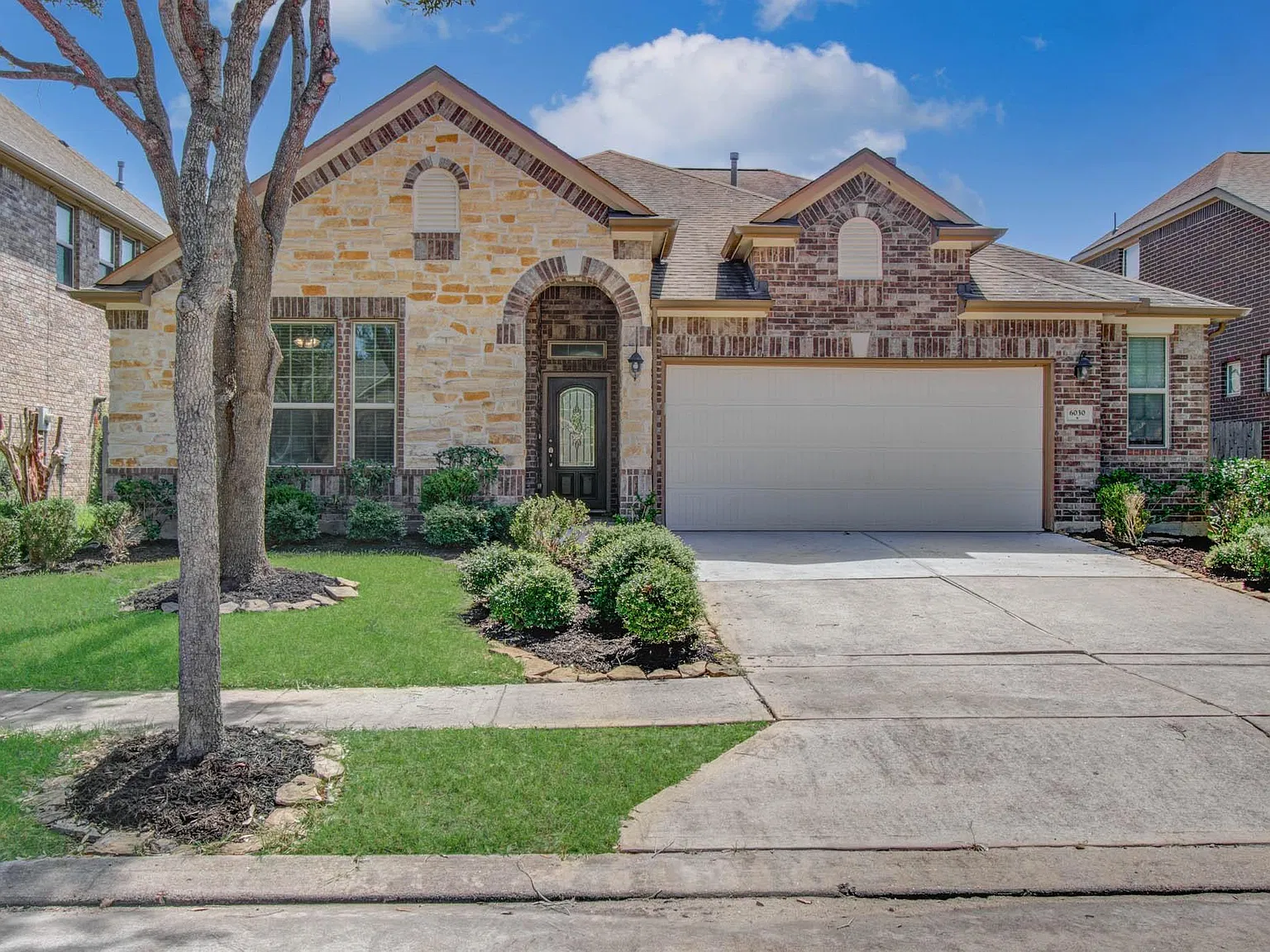 3 bed, 3.0 bath, 2827 sqft, $2,650 — Photo 1