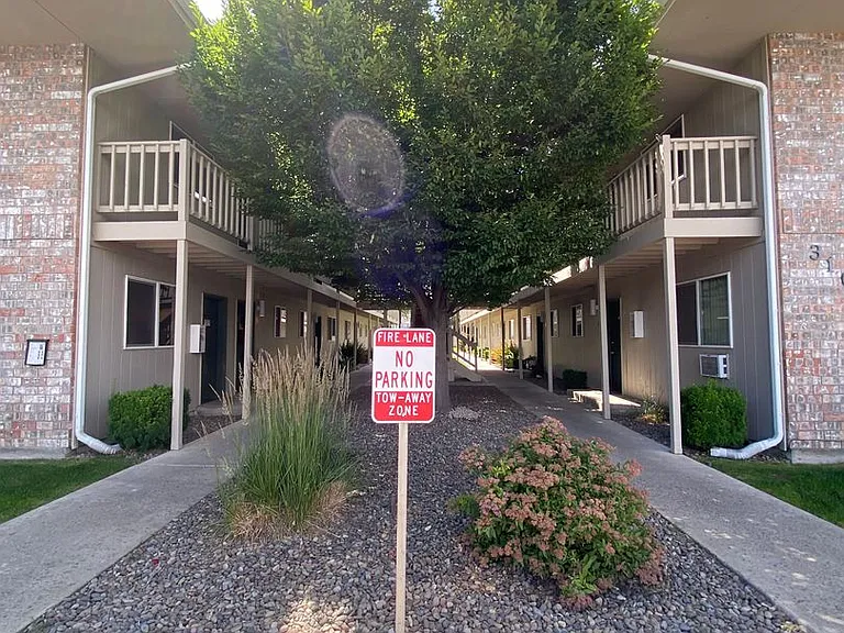 310 Pleasant Ave — Photo 11